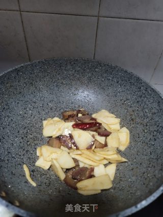 腊肉炒马蹄笋的做法步骤：6