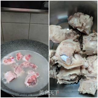 猪骨马蹄笋汤的做法步骤：2