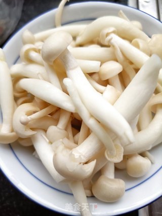 白玉菇滑蛋的做法步骤：2