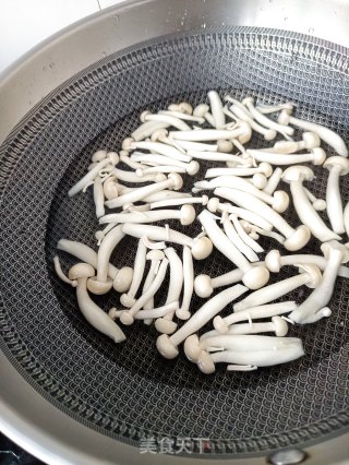 白玉菇滑蛋的做法步骤：3