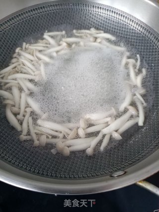 白玉菇滑蛋的做法步骤：4