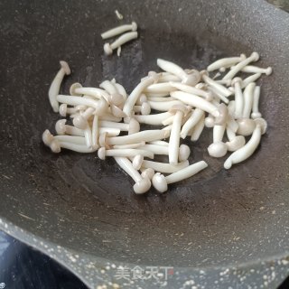 白玉菇滑蛋的做法步骤：7