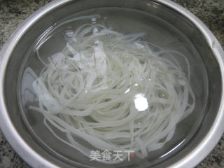 牛肉娃娃菜河粉的做法步骤：2