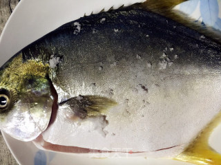 酱油水金鲳鱼的做法步骤：1