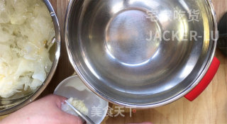 冰糖银耳羹，浓浓的胶质，甜甜蜜蜜，原料和制作过程都超简单。的做法步骤：2