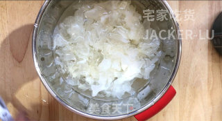 冰糖银耳羹，浓浓的胶质，甜甜蜜蜜，原料和制作过程都超简单。的做法步骤：4