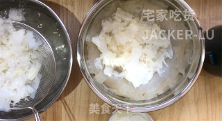 冰糖银耳羹，浓浓的胶质，甜甜蜜蜜，原料和制作过程都超简单。的做法步骤：5