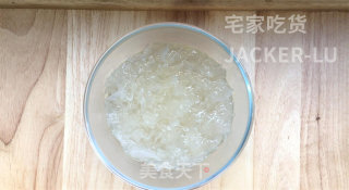 冰糖银耳羹，浓浓的胶质，甜甜蜜蜜，原料和制作过程都超简单。的做法步骤：10
