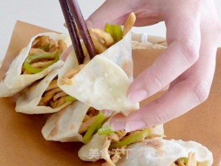饺子皮口袋饼丨别小瞧饺子皮！它可不是用来包饺子的~的做法步骤：4