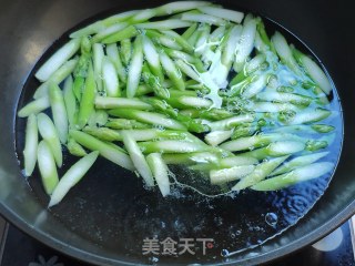 芦笋炒虾仁的做法步骤：3