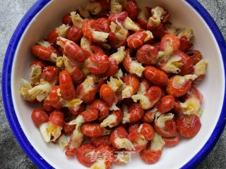 小米椒芹菜炒虾尾的做法步骤：1