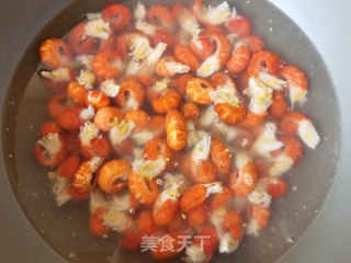 小米椒芹菜炒虾尾的做法步骤：2