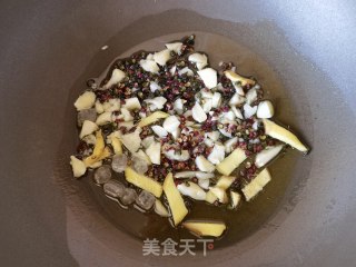 小米椒芹菜炒虾尾的做法步骤：4