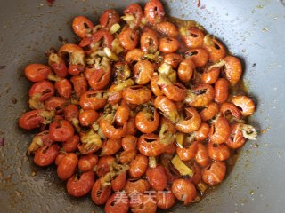 小米椒芹菜炒虾尾的做法步骤：10
