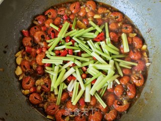 小米椒芹菜炒虾尾的做法步骤：14