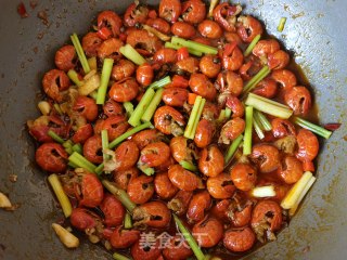 小米椒芹菜炒虾尾的做法步骤：15
