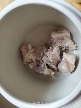 荔枝排骨汤的做法步骤：1