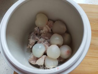 荔枝排骨汤的做法步骤：2