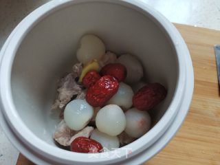 荔枝排骨汤的做法步骤：4