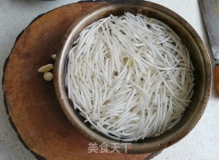 糖醋豆芽菜的做法步骤：1