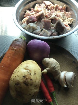 土豆胡萝卜炖牛腩的做法步骤：1