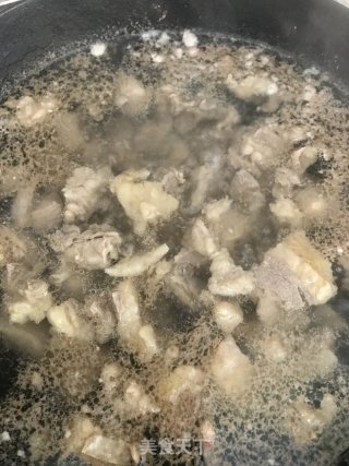 土豆胡萝卜炖牛腩的做法步骤：2