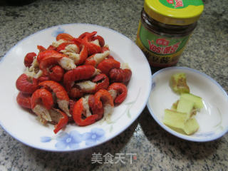 酱香龙虾尾的做法步骤：1