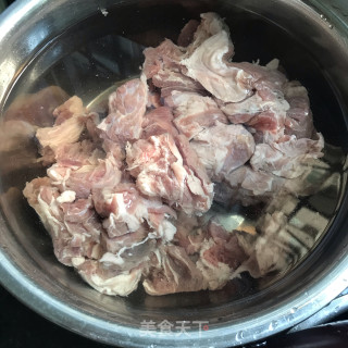 番茄炖牛腩的做法步骤：1