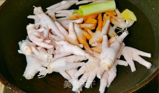 番茄无骨鸡爪的做法步骤：1