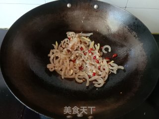 酸豆角炒猪皮的做法步骤：7
