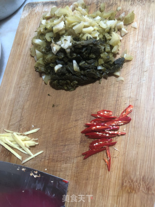 酸菜炒牛肉的做法步骤：1
