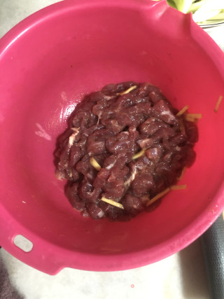 酸菜炒牛肉的做法步骤：2