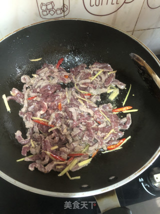 酸菜炒牛肉的做法步骤：5