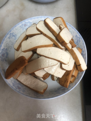 西芹炒香干的做法步骤：1