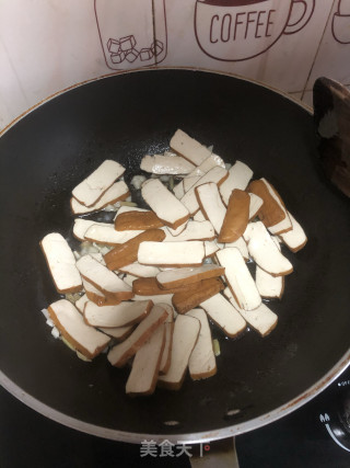 西芹炒香干的做法步骤：5