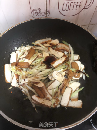 西芹炒香干的做法步骤：7