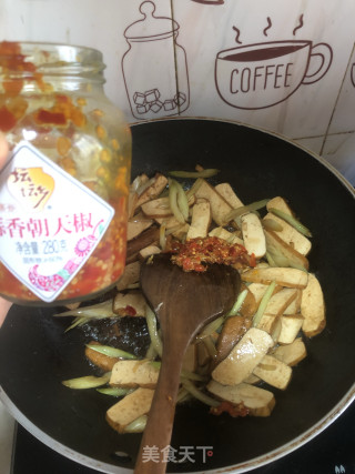西芹炒香干的做法步骤：8