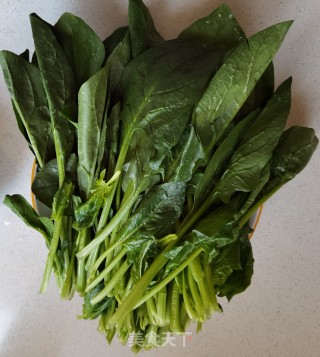 木耳拌菠菜的做法步骤：1