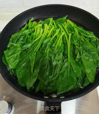 木耳拌菠菜的做法步骤：3