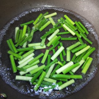 牛肉炒蒜苔的做法步骤：3