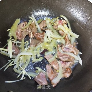牛肉炒蒜苔的做法步骤：6