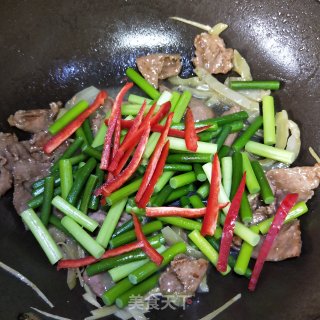 牛肉炒蒜苔的做法步骤：7