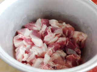 粉蒸肉的做法步骤：1