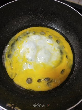 经济实惠好吃得连汤汁都不剩的丝瓜炒鸡蛋的做法步骤：3