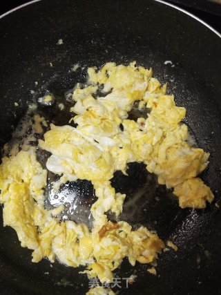 经济实惠好吃得连汤汁都不剩的丝瓜炒鸡蛋的做法步骤：4