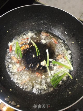 经济实惠好吃得连汤汁都不剩的丝瓜炒鸡蛋的做法步骤：5