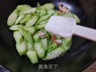 虾仁烩丝瓜的做法步骤：7