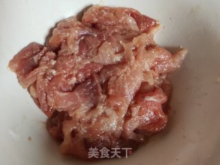 青椒木耳炒肉片的做法步骤：2