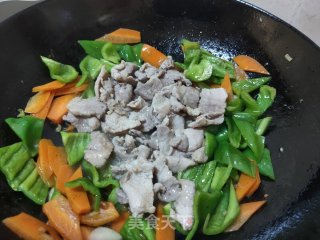 青椒木耳炒肉片的做法步骤：10