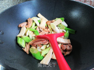 大葱豆腐干炒鸡腿肉的做法步骤：9